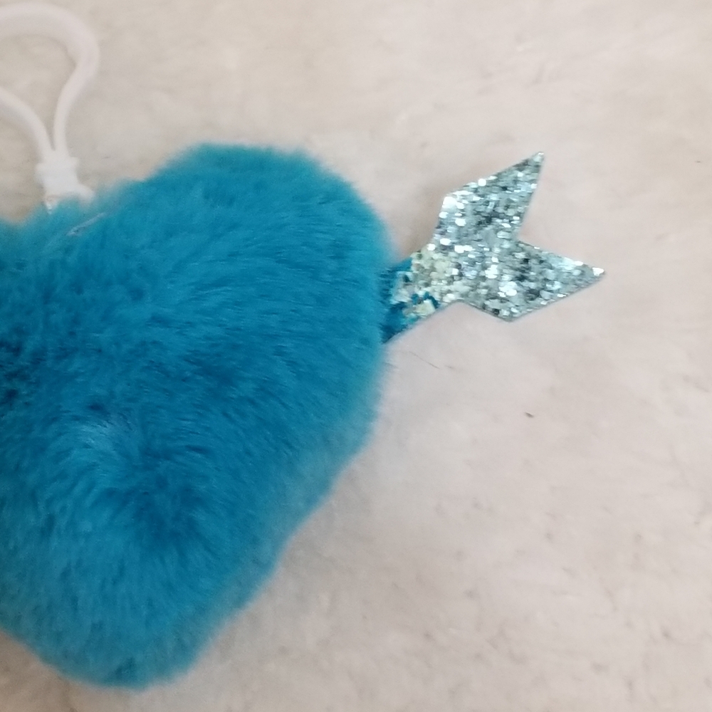 2 pcs POM POM Fuzzy Heart Keychains - Picture 4 of 12
